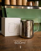 پیچر استیل ۶۰۰ میلیلیتر پیچر شیر ۶۰۰ میلیلیتر برای لاته آرت 600ml Stainless Steel Milk Pitcher پیچر استیل باریستا قهوه دان پیچر فومگیری شیر ۶۰۰ میلیلیتر
